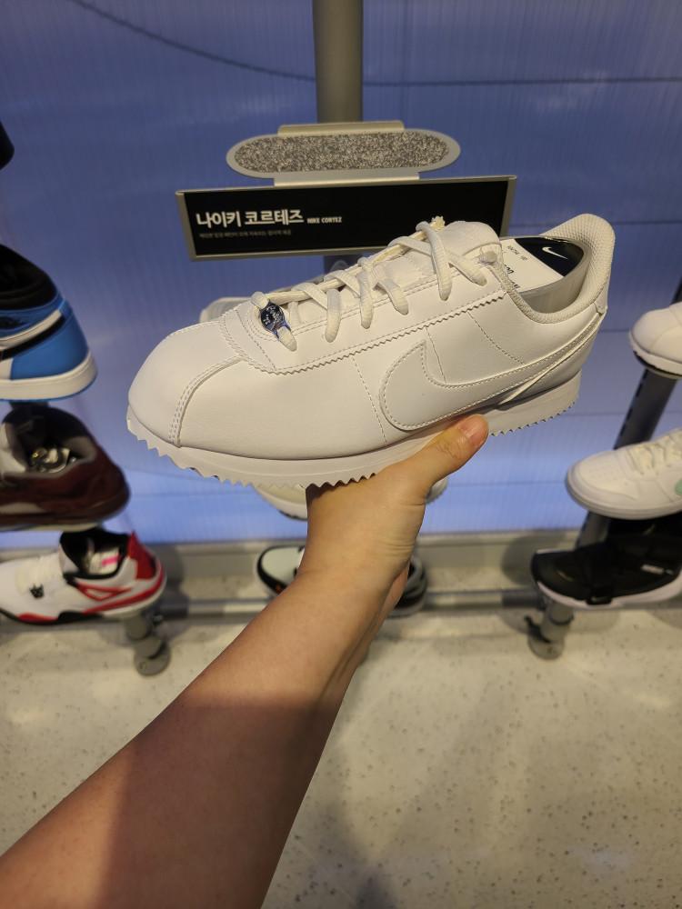 [국내매장] 나이키 코르테즈 베이직 SL 트리플 화이트 올흰 904764-100