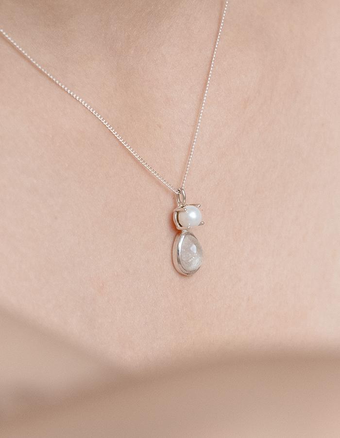 Teardrop gem necklace [white]