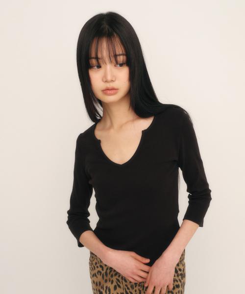C 90S LINE SLIT NECK T-SHIRT_BLACK