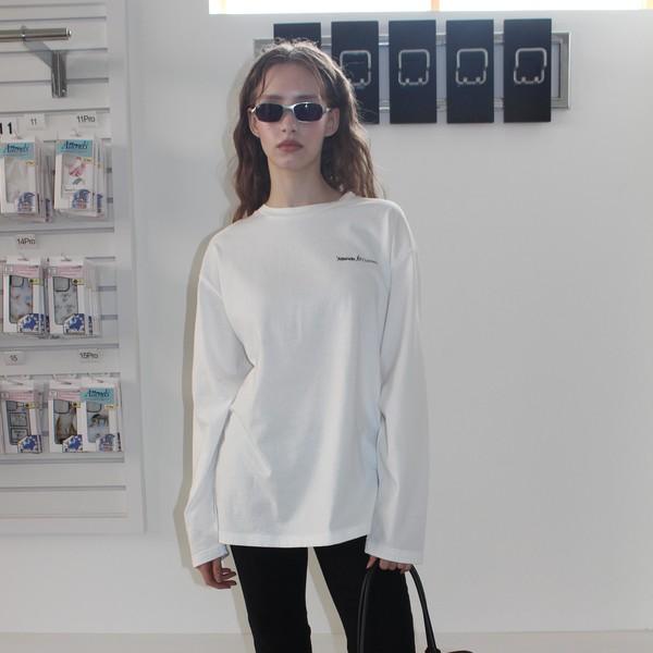 White long sleeveless tee shirt