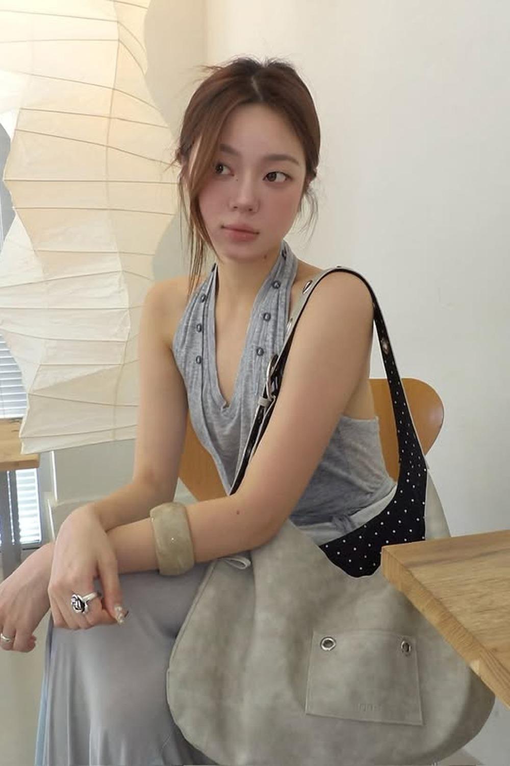 BUCKLE REVERSIBLE SHOULDER BAG_LIGHT GREY