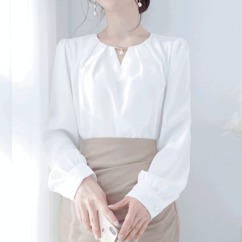 [면접룩] 글로시 퓨어리 진주장식 트임 쉬폰 겨울블라우스/2color