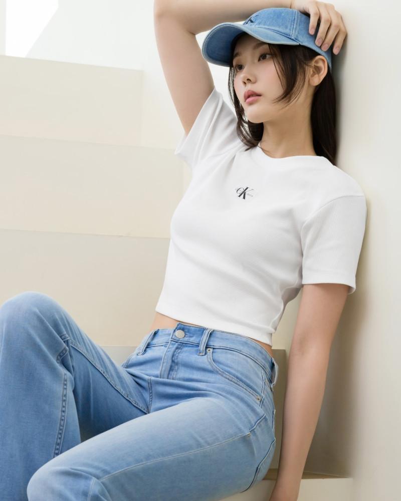 [공식] 여성 로고 뱃지 크롭 반팔 티셔츠 J221595-YAF J221595YAF