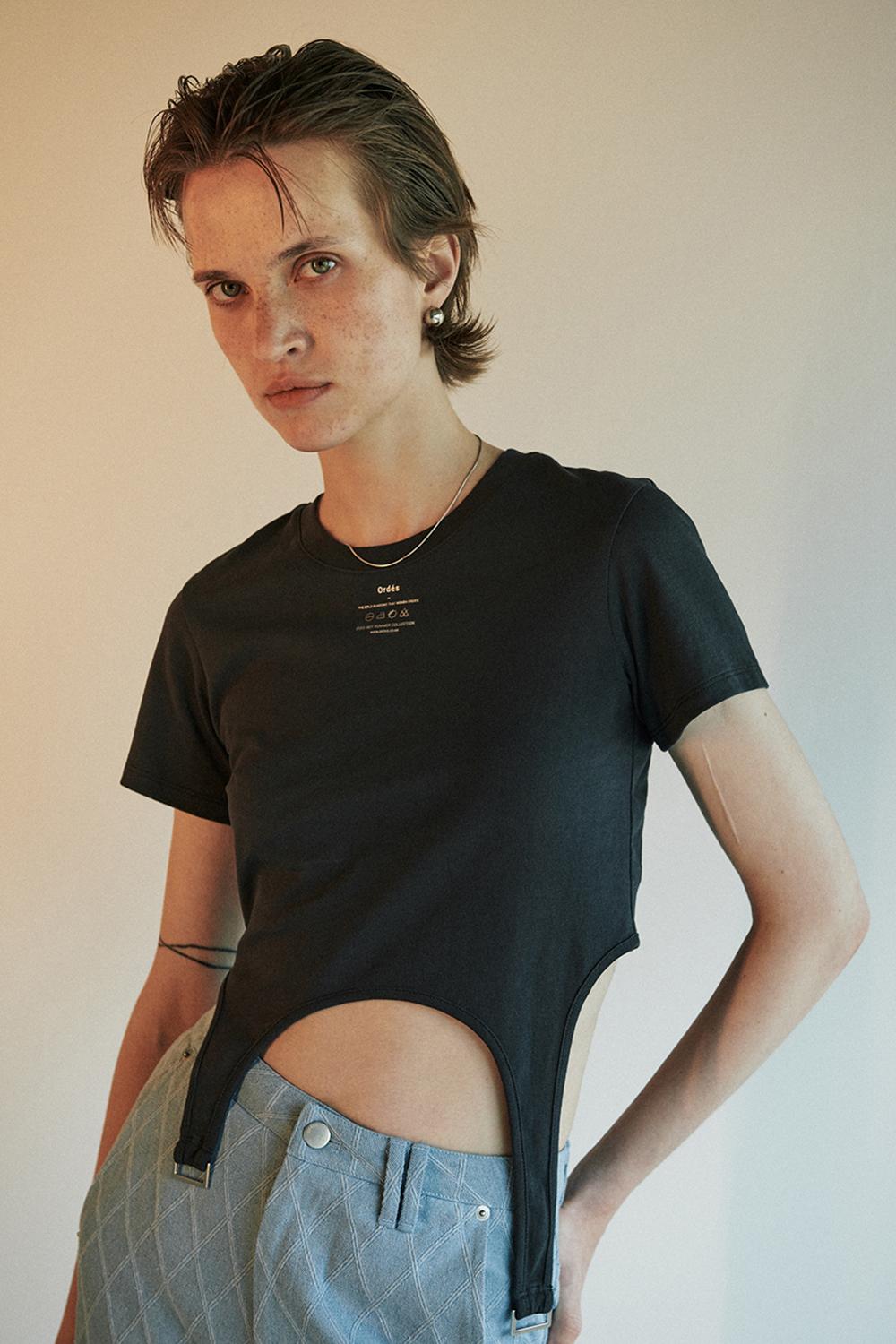 [8/10 예약 발송] D-RING STRAP TEE - CHARCOAL