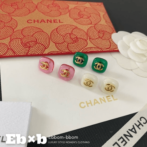 C.C 로고 단추 스터드 귀걸이