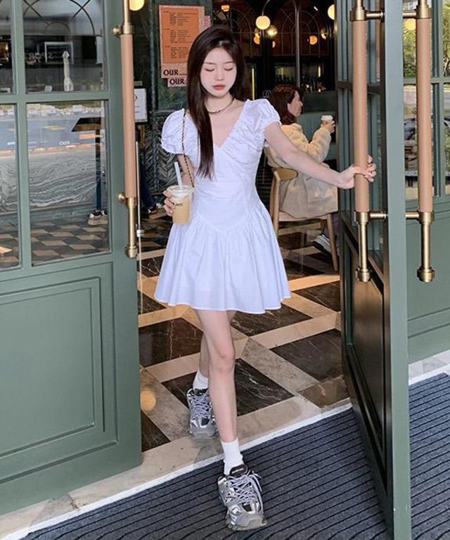 어썸클로젯 페일런 브이넥셔링 플레어 데이트 바캉스룩 미니원피스 러블리 로맨틱 화이트 원피스코디 리조트룩 여행코디