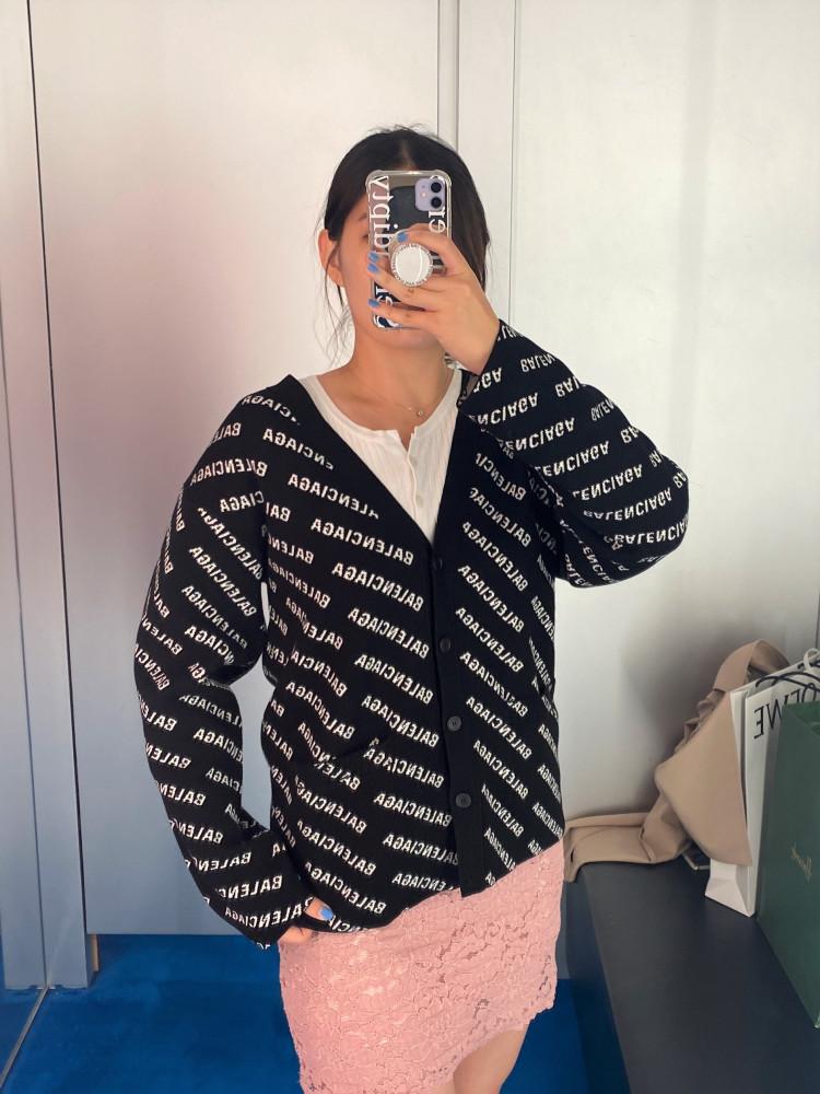 [Balenciaga] 발렌시아가 미니 로고 올오버 카디건 (2컬러) 699850 T32331