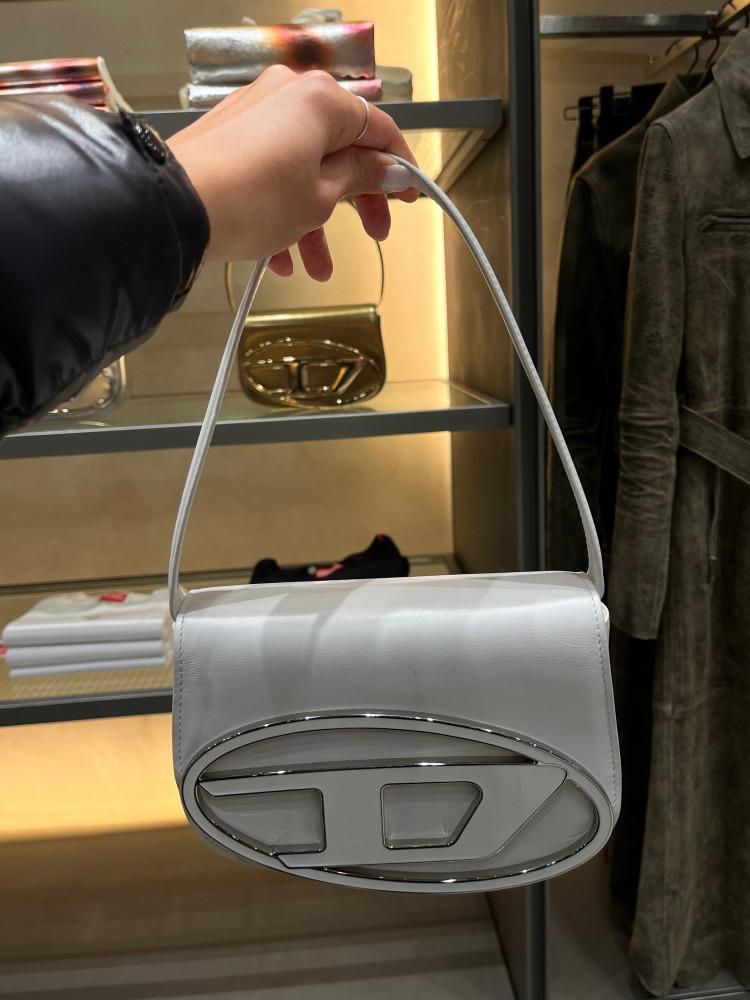 디젤 로고 나파 레더 숄더백 3컬러 X08396PR818