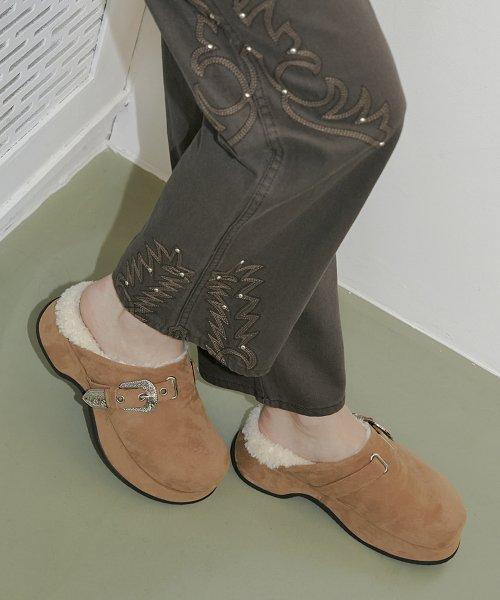 BUCKLE CLOG MULE / BEIGE
