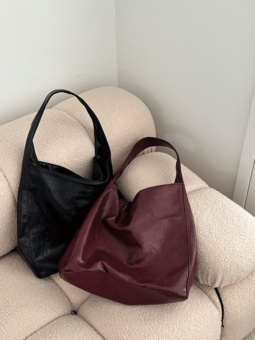 유어봄 당일출고[봄가을데일리/보부상백] 어뮤 빈티지 크랙 레더 빅 숄더백 (3color)