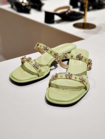 이런 상품 어때요? 스텔라앤로라  여성 주얼리 포인트 슬리퍼 뮬 8462 라임 3cm