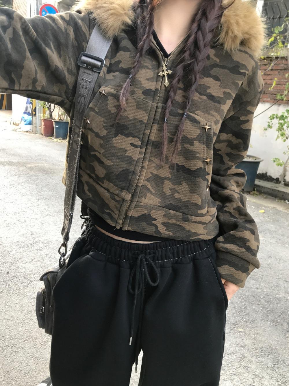 아리마 힙걸 덤블 카모 스터드 퍼 후드집업