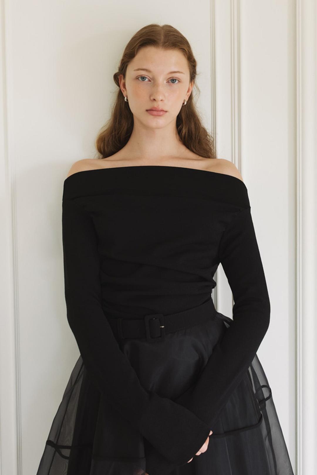 [11/4 예약배송][안은진 착용]SOLENE Off shoulder shirring top (Black)