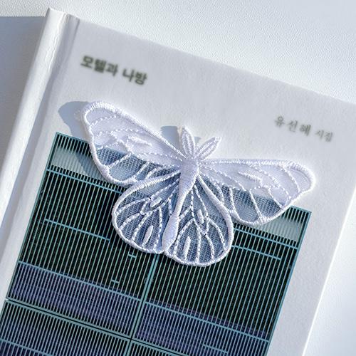 나방 자수 책갈피