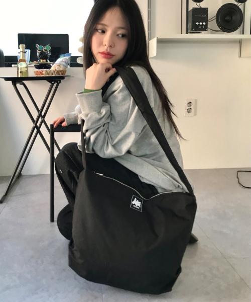 캣세이브더월드(CATSAVETHEWORLD)  [무센트 X 캣세월 콜라보] 티크 폴리 크로스백 숄더백 (3컬러) - 사이즈 & 후기 | 무신사