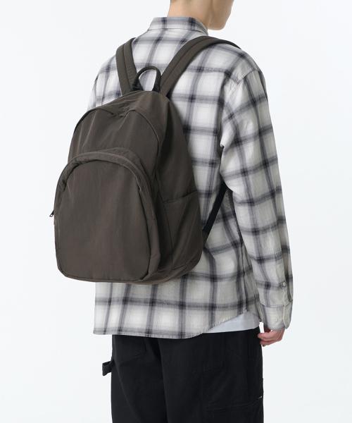 크링클 라운드 포켓 백팩 [다크 브라운]