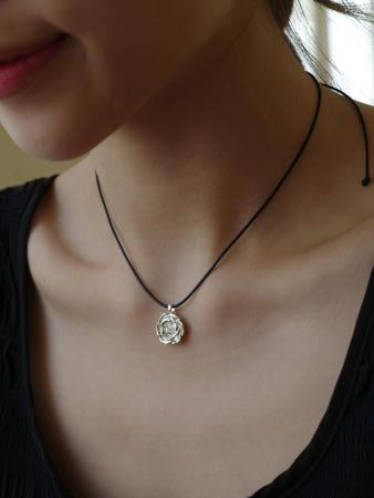 이런 상품 어때요? [무배] 실버925 로즈장미 블랙끈 은목걸이