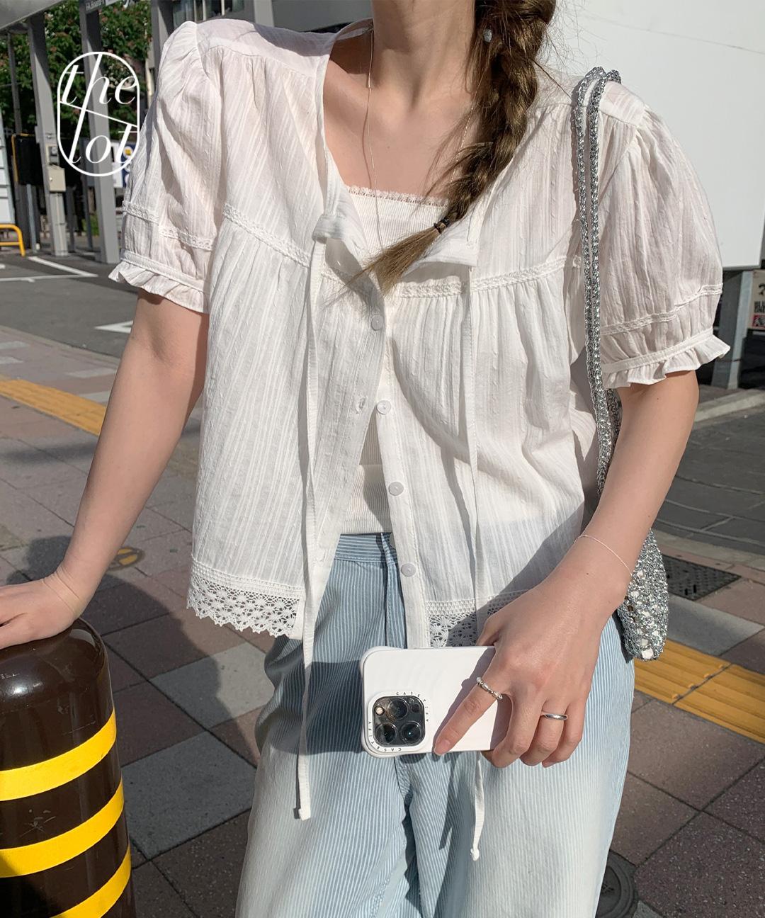 더롯 [mellounge] 멜라운지 어드 레이스 반팔 블라우스 셔링 퍼프 프릴 셔츠 남방 하객룩 (1color) (여름신상)