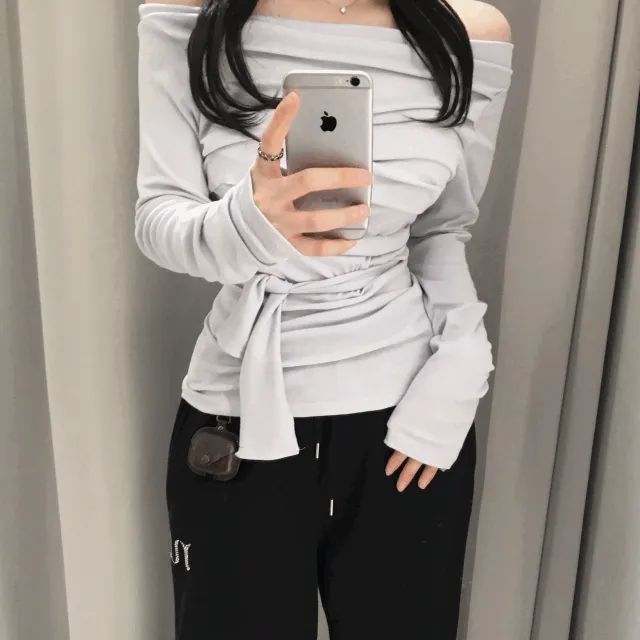[다양한연출!/몸매보정] 타이포 드레이프 매듭 셔링 오프숄더 보트넥 끈 타이 긴팔티