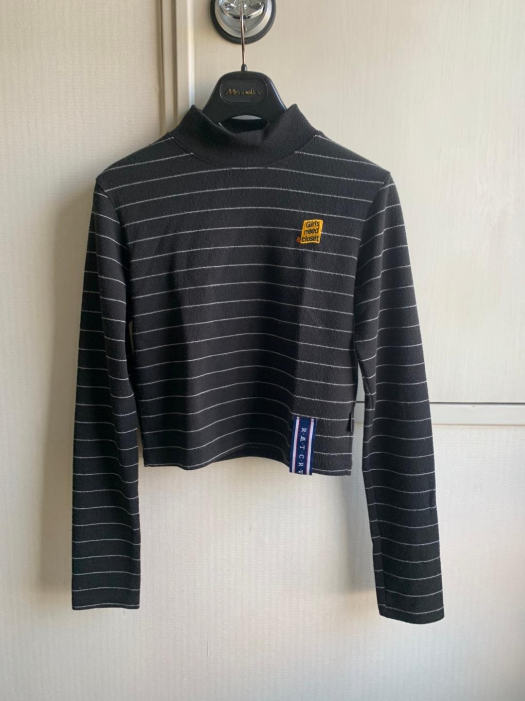 로맨틱크라운 반목폴라 크롭티