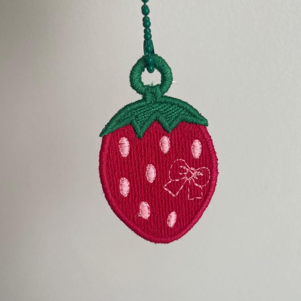 딸기 자수 키링