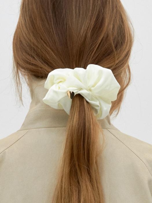 heart charm scrunchie - ivory