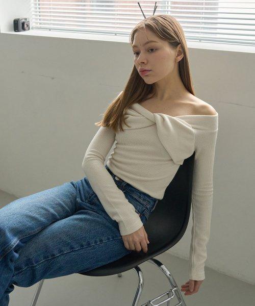 꼬임 오프숄더 롱슬리브 (아이보리)