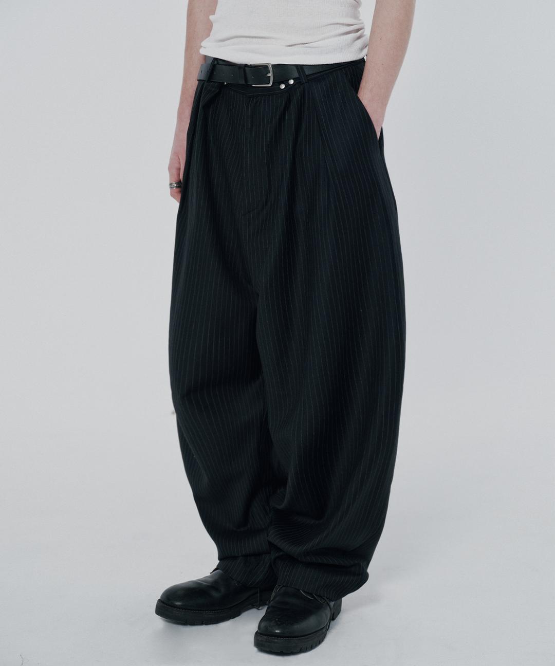 TWO TUCK STRIPE SLACKS [BLACK]