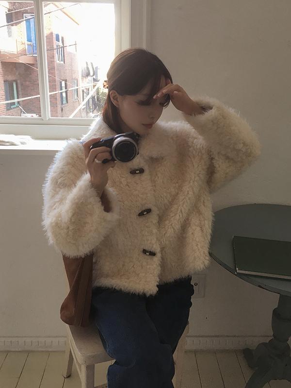 프렌치오브 [겨울신상]네르 부클 떡볶이 퍼 겨울 무스탕 자켓 (2color)