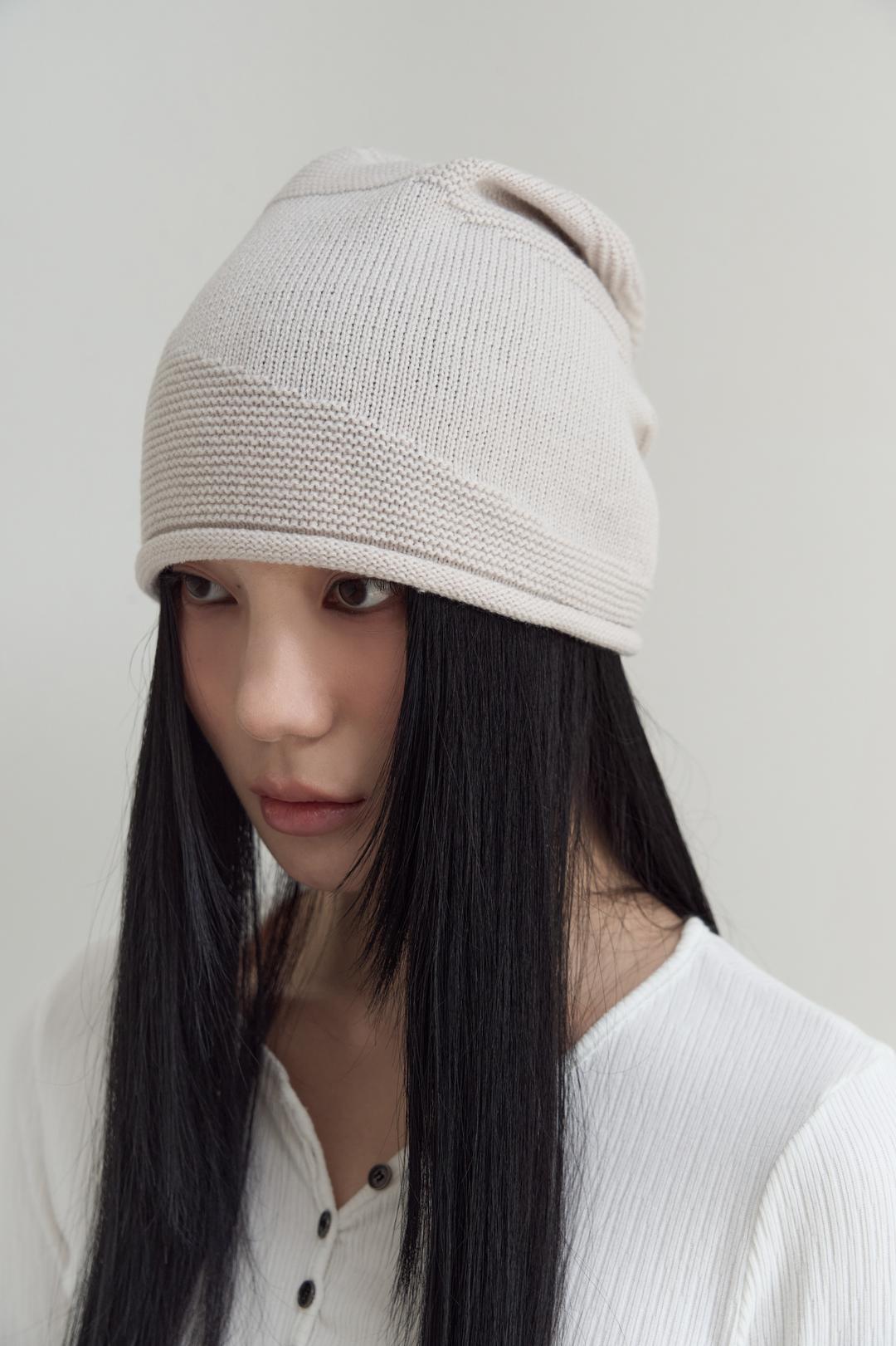 CONTRAST EMBOSS STRING BEANIE / GRAYISH BEIGE