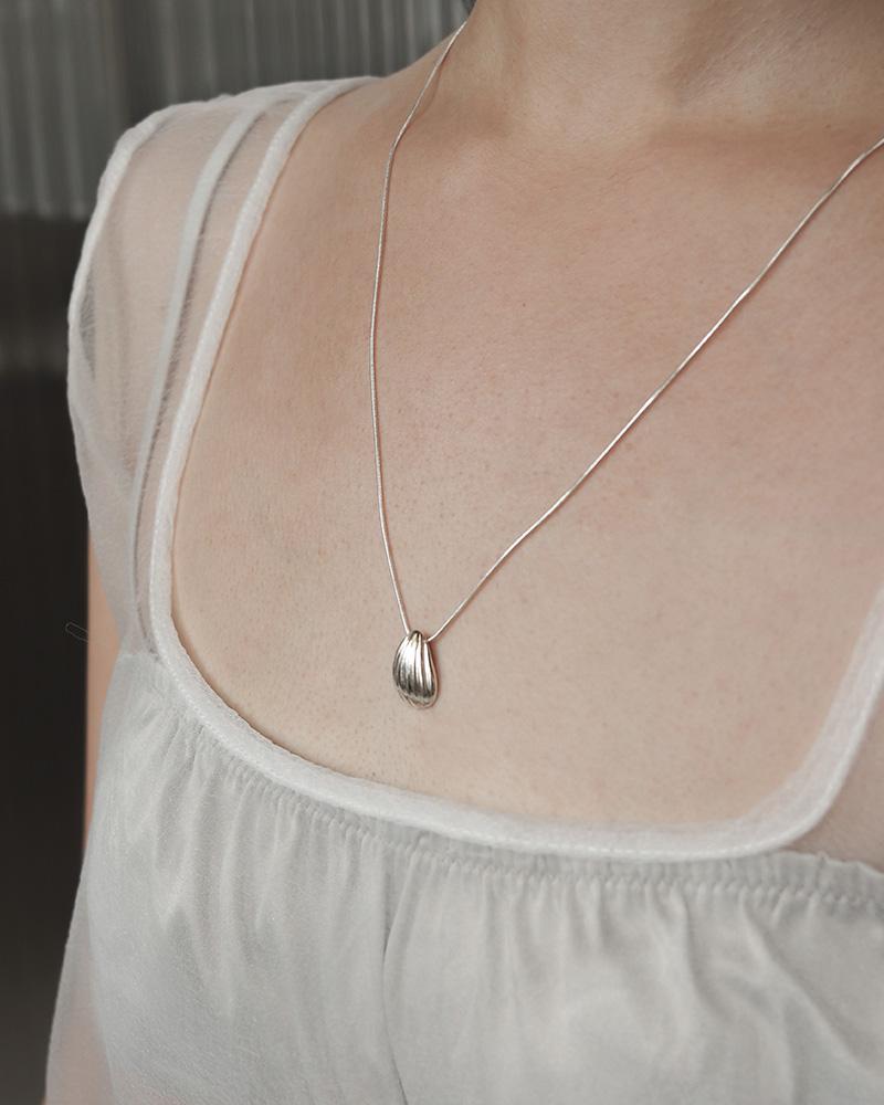 Shell necklace 01