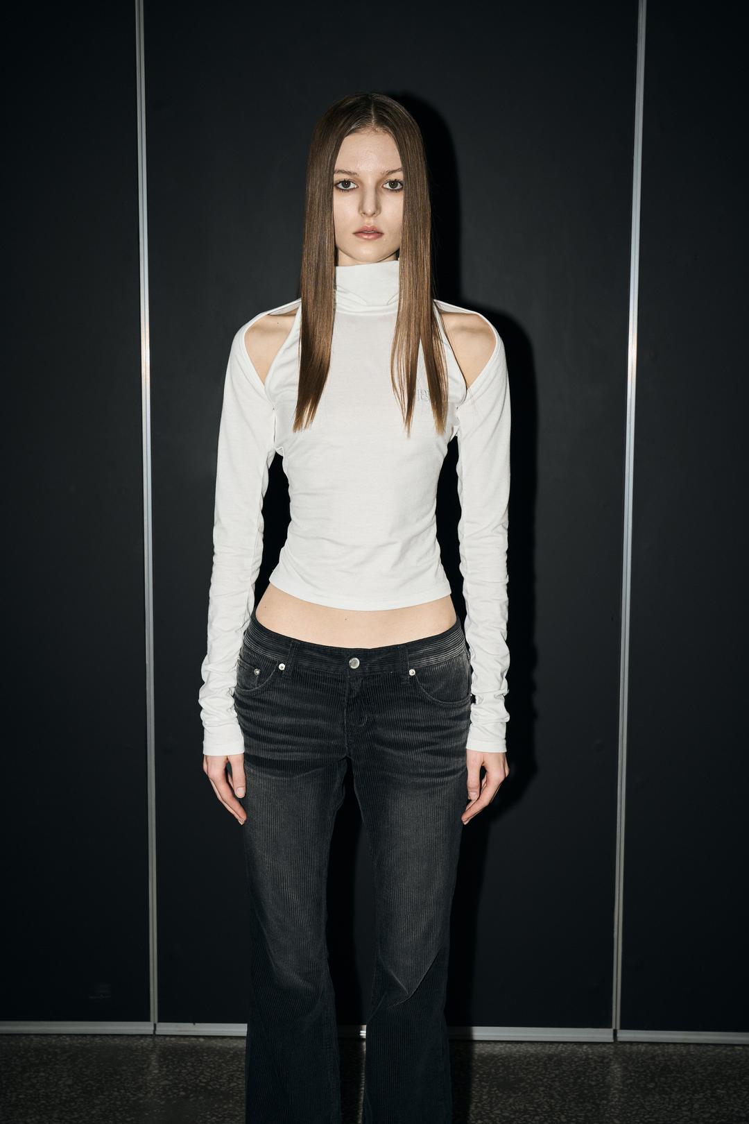 CUTOUT TURTLE NECK T-SHIRT , IVORY