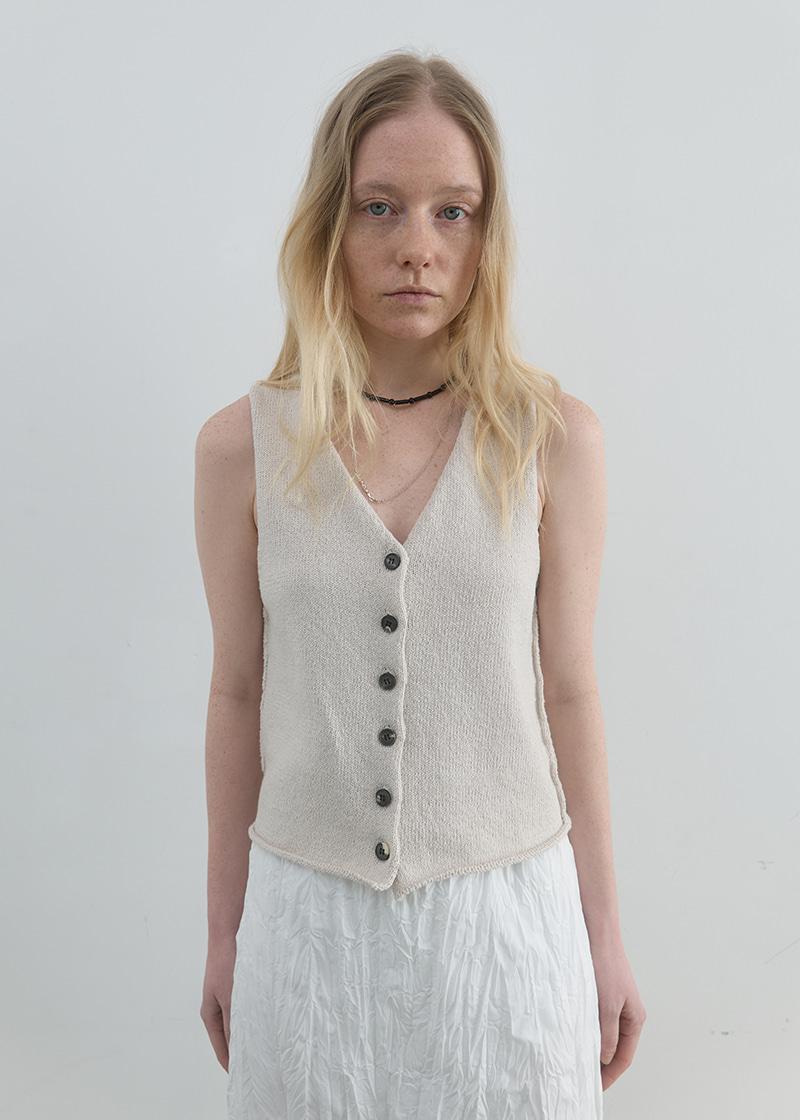 RELAXED COTTON KNIT VEST IN ECRU