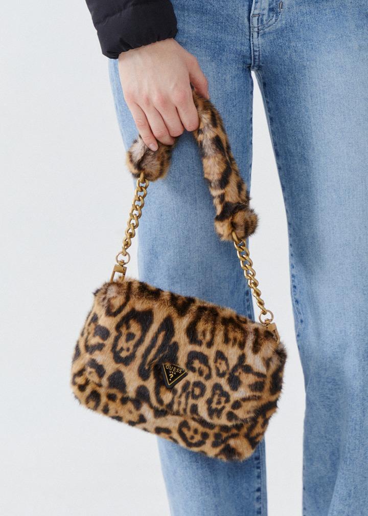 SAMIA 퍼 플랩 체인 숄더 백_MULTI | 게스코리아