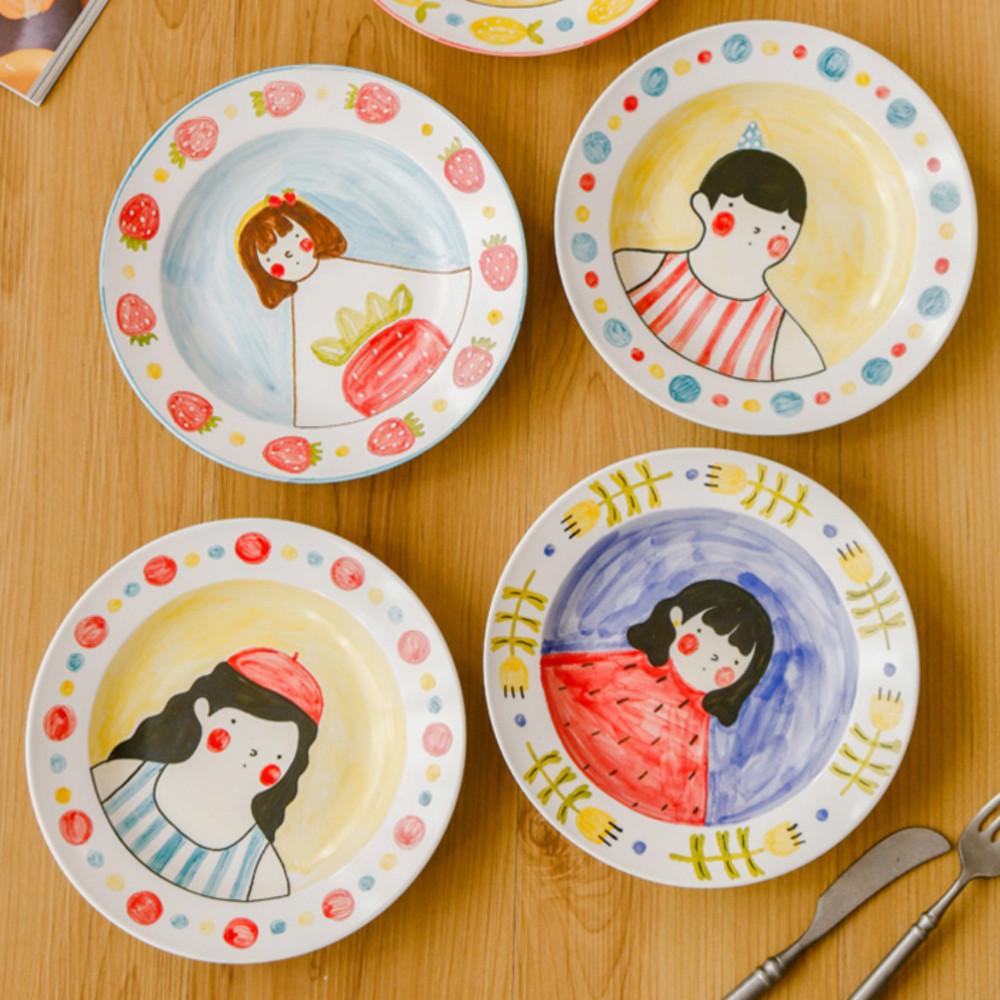 예쁜 원형 소녀 소년 도자기 손으로그린 일러스트 접시