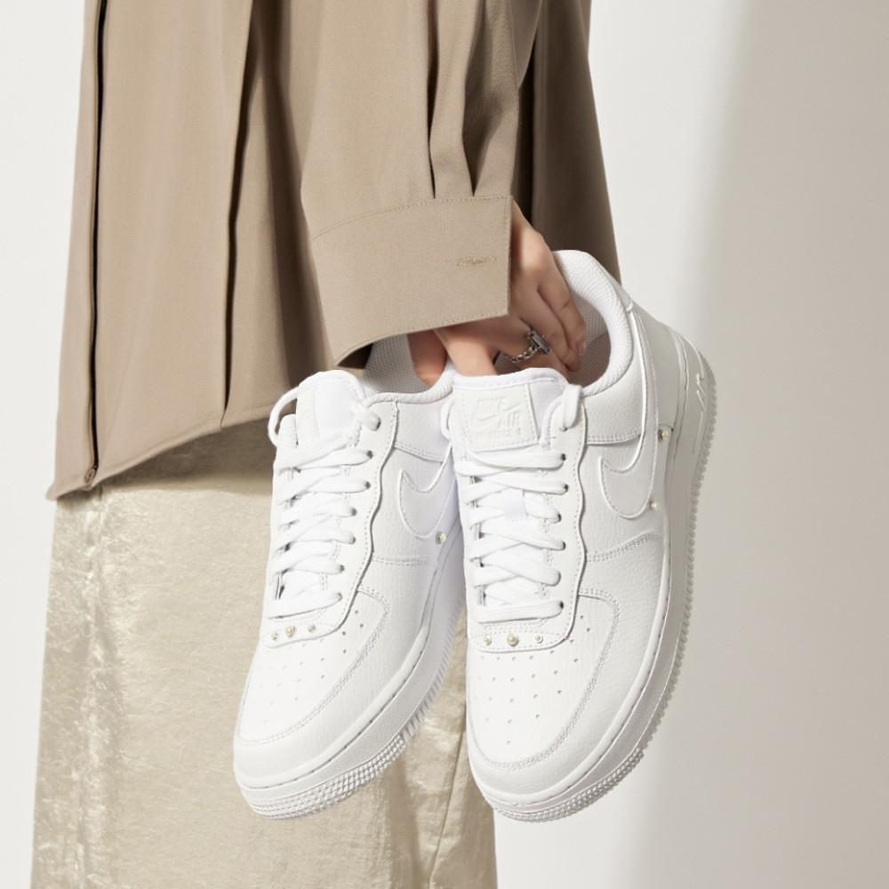 나이키 에어포스 1 07 SE 화이트 펄 진주 파츠 메탈릭 실버 DQ0231-100