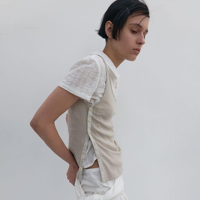 (2차 REORDER)SIDE-BUTTON DETAIL SLEEVELESS TOP IN BEIGE