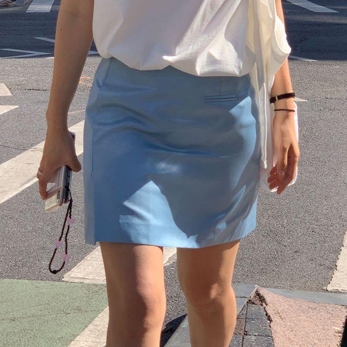 a glossy skirt (blue)