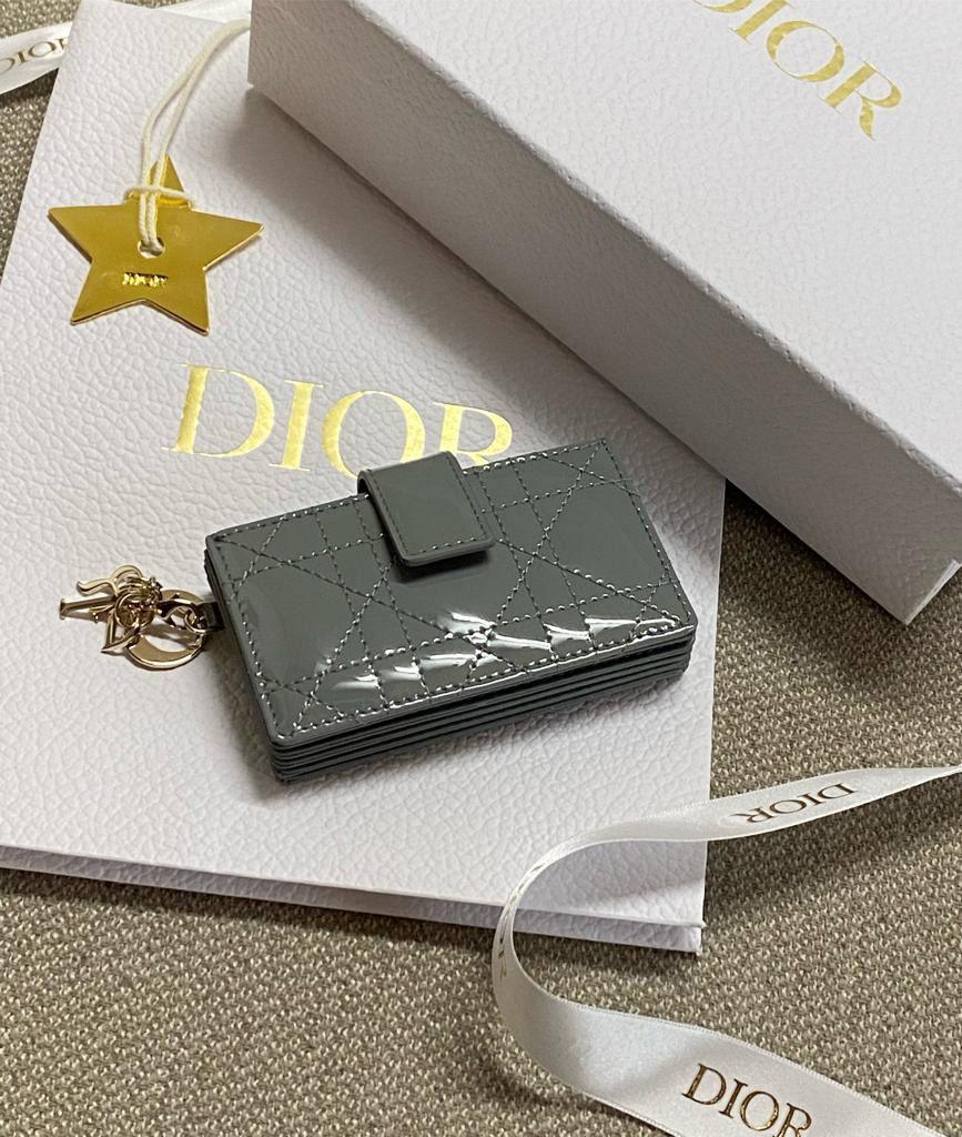 디올 레이디 아코디언 페이던트 카드지갑 그레이 S0074OVRB