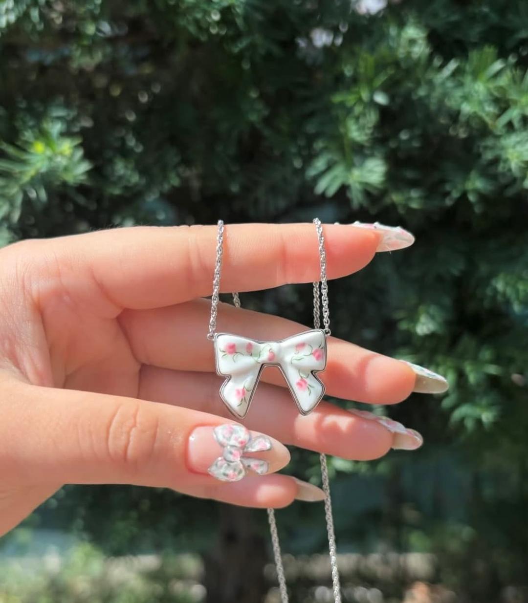 [ OS ] 슈슈통 위민 더블사이드 양면 리본 목걸이 실버 플라워 | 후루츠패밀리