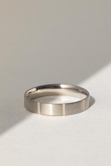데즐리 플레인 R_  모던라인 디테일 플랫 밴드 반지_14K GOLD