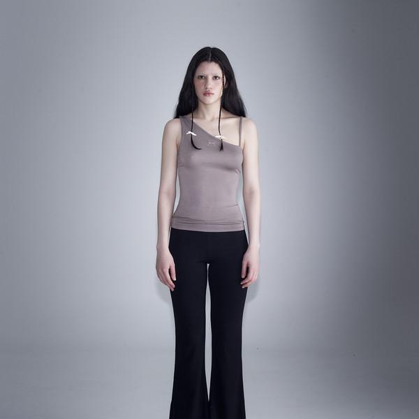 ONE SHOULDER SLEEVELESS (NUDE BROWN)