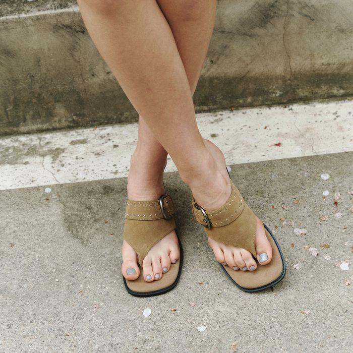 STUDIA BUCKLE FLIP-FLOP / BEIGE