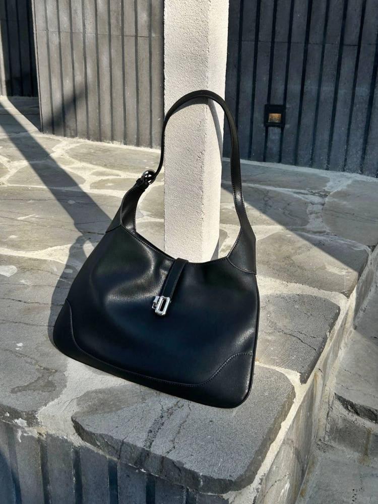 나인티 블랙 소가죽 플랫 숄더백 호보백 연장스트랩 제공