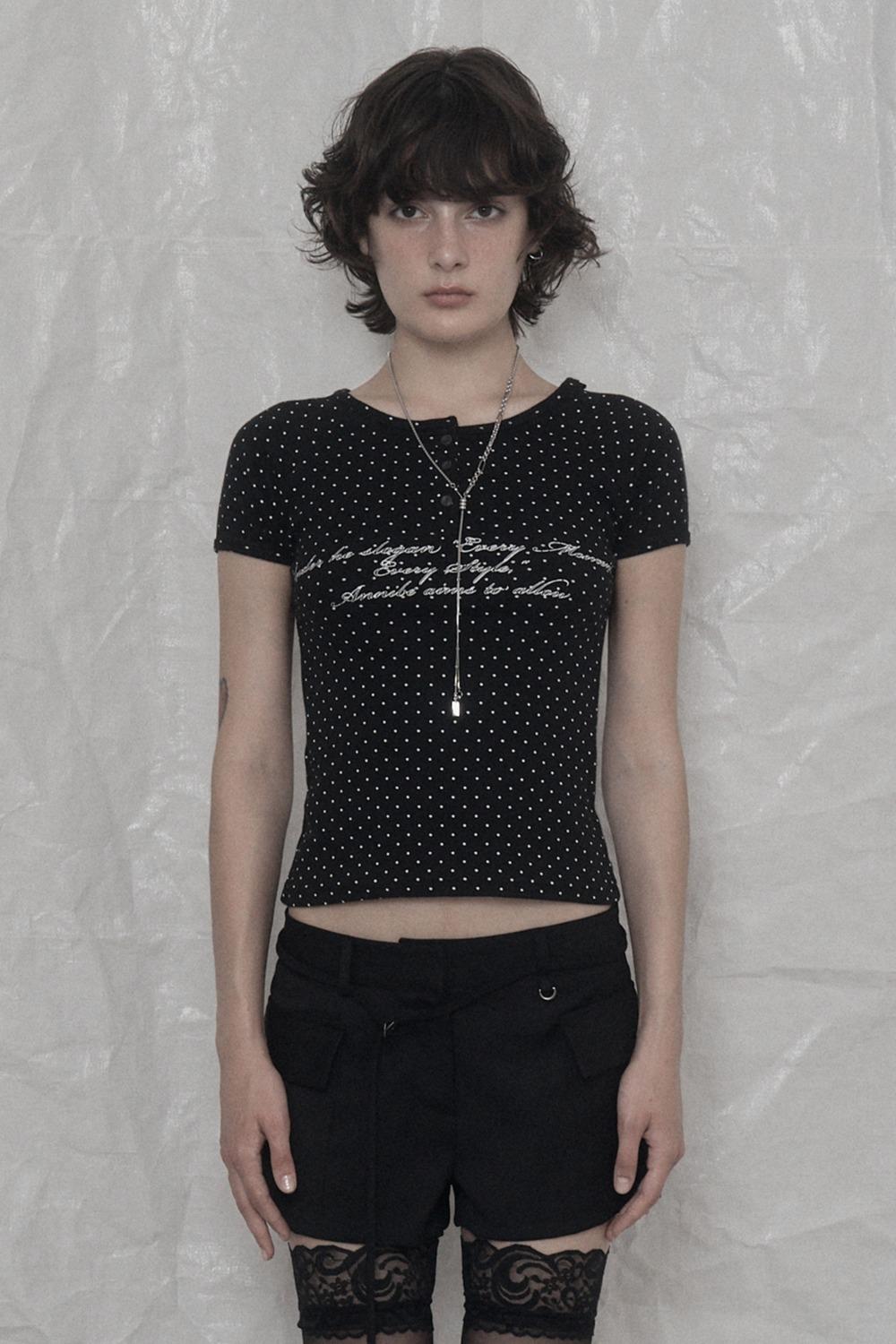 DOT LETTERING HENLEY NECK T-SHIRT BLACK