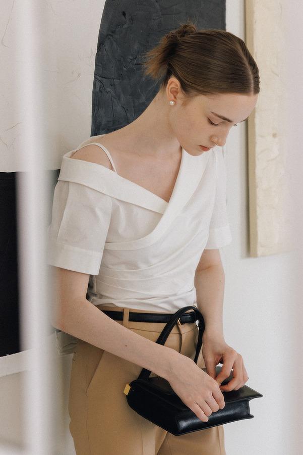 [4/25 예약배송]MIRIAM One shoulder short sleeve shirt blouse (Off white)