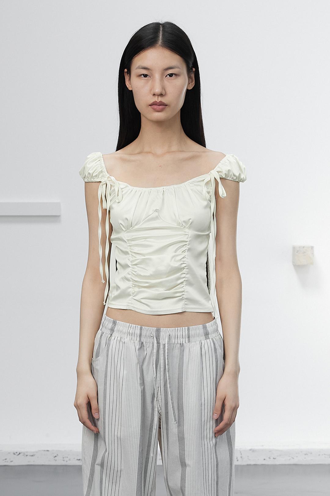 SATIN CREASE SHIRRING HALF TOP / IVORY