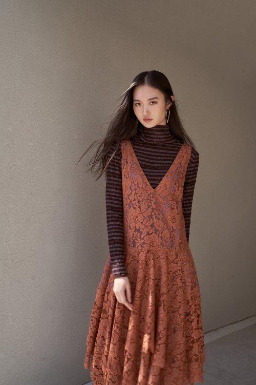 슬리브리스 V넥 언밸런스 롱 레이스 원피스