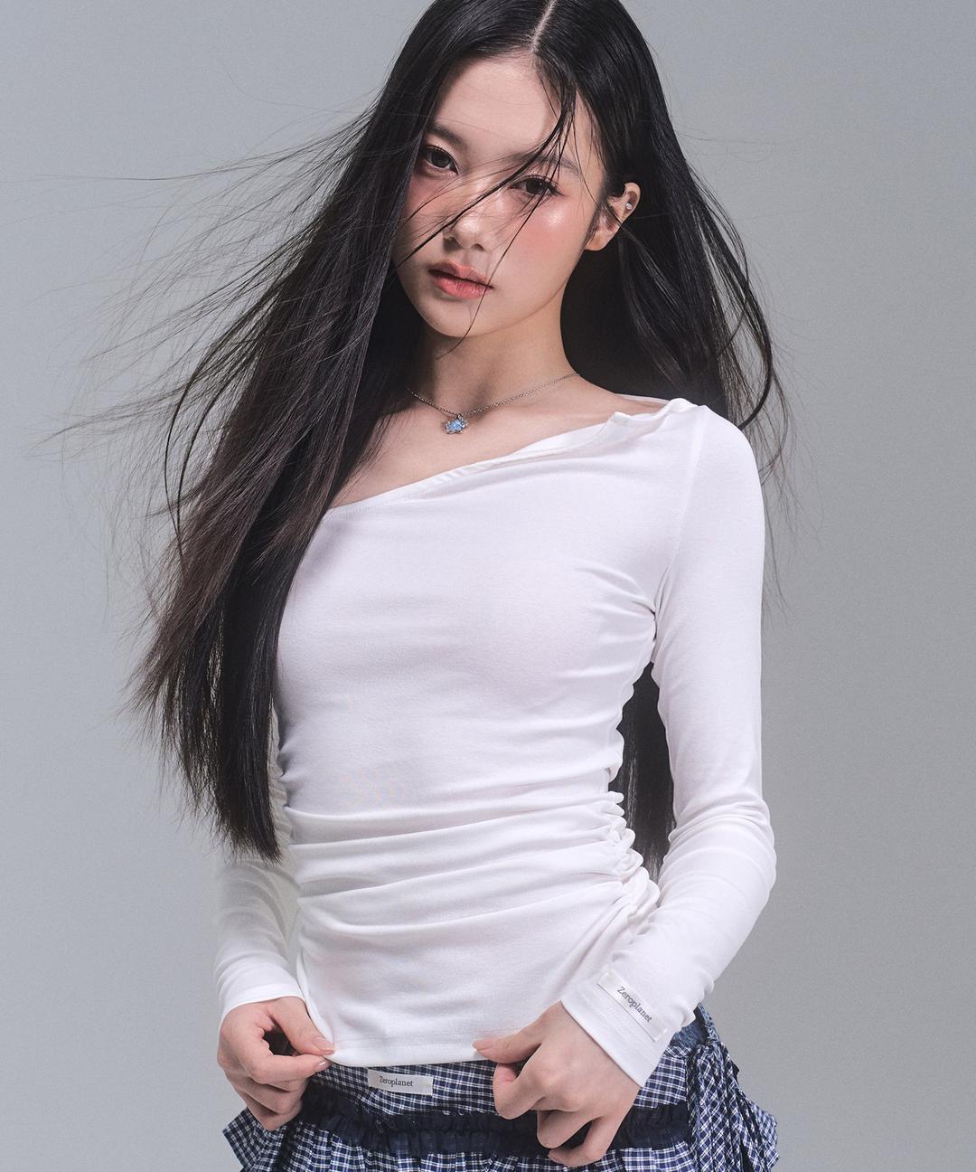 클로이 언밸런스 슬리브 탑 [WHITE]