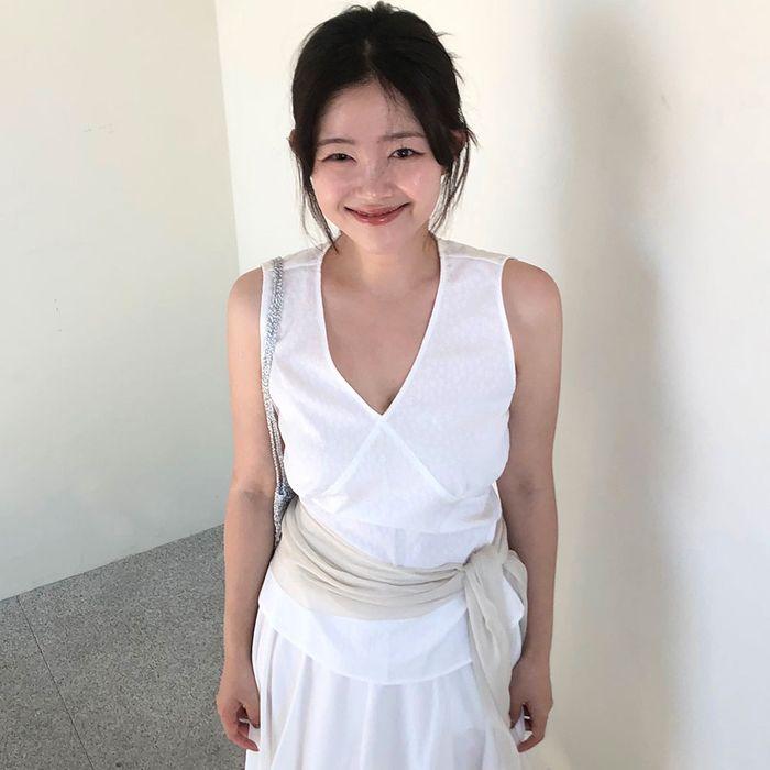 [6차] V-neck Sleeveless blouse(White)